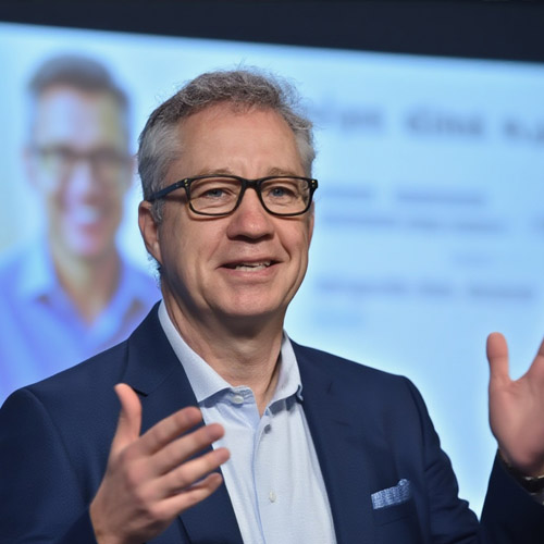 Redner Jan Ditgen bei einer Rede über Kpnstliche Intelligenz